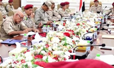 وزير الدفاع يبحث مع قياد القوات المسلحة تطورات الوضع العسكري