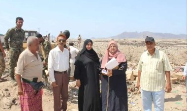 نيابة الصناعة في عدن تتلف كميات كبيرة من الدجاج والأجبان والأدوية الفاسدة منتهية الصلاحية