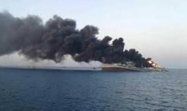 صاروخ حوثي يصيب سفينة شحن شرق عدن