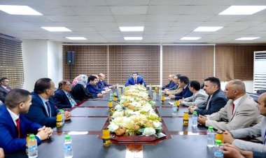 رئيس الوزراء يزور البنك المركزي ويؤكد دعم الحكومة لإجراءات حماية القطاع المصرفي