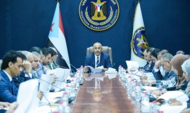 رئاسة الانتقالي: التلكؤ بالمعركة الاقتصادية ضد الحوثي يهدد الشراكة