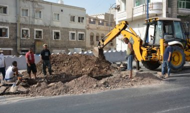 فرق الصيانة بمؤسسة مياه عدن تعمل على إصلاح كسر في خط مياه مديرية التواهي