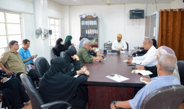 تنفيذي صيرة يناقش سير أداء عمل المكاتب التنفيذية بالمديرية