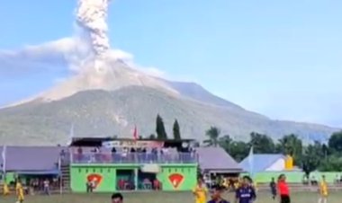 أغرب ما ستراه .. استكمال مباراة كرة قدم رغم ثوران بركان مخيف