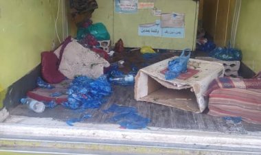 طقم عسكري ينهب محتويات بائع قات بسوق مفرق جبل حبشي في محافظة تعز اليمنية