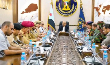 الرئيس الزُبيدي يرأس اجتماعا للجنة الأمنية والقادة العسكريين والأمنيين بمحافظة أبين