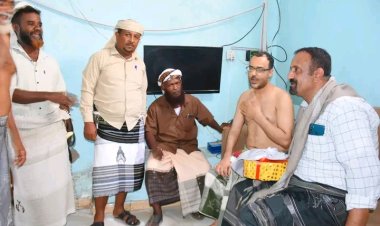 الوكيل النوبة يقوم بزيارة عيدية الى جرحى الحرب المقعدين في لحج