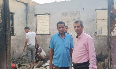 مدير إدارة الشباب والرياضة بانتقالي ابين يطلع على آضرار الحريق الذي تعرض له منزل الكابتن كردي