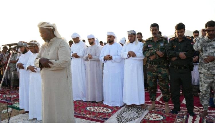 محافظ سقطرى يؤدي صلاة العيد برفقة قيادات التحالف