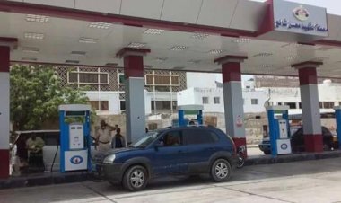 ارتفاع جديد لأسعار المشتقات النفطية بالعاصمة عدن جراء انهيار العملة