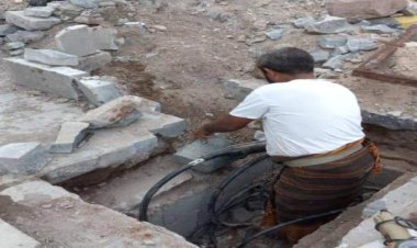 حملة لإصلاح أغطية مناهل الكيبلات في شوارع المعلا