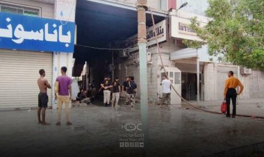 اندلاع حريق بين مبنى بنك اليمن الدولي ومحل تجاري بمديرية المنصورة