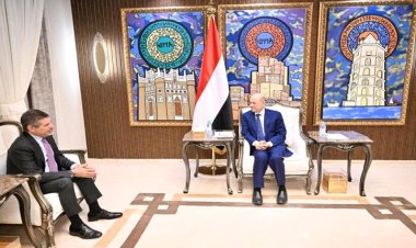 خلال لقاء السفير الأمريكي .. العليمي يشدد على التسريع باجراءات نقل مقرات المنظمات الدولية إلى عدن
