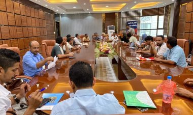 الزهري يترأس فتح مظاريف عدد من المشاريع بمديرية خور مكسر