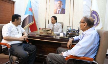 السقاف يلتقي رئيس كتلة عدن بالجمعية الوطنية ومدير مديرية المنصورة