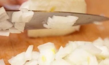 ماذا يحدث عند تناول عصير البصل يوميًا؟ اعرف فوائده الصحية.