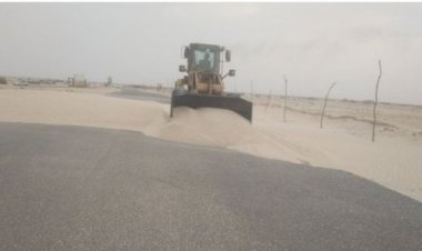 المؤسسة العامة للطرق والجسور تواصل إزاحة الرمال بالطريق الدولي الساحلي بين العاصمة عدن وشبوة