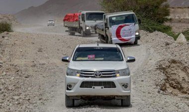 الهلال الإماراتي يسيّر قافلة مساعدات غذائية لأهالي مديرية حجر