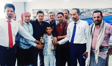 رئيس انتقالي أبين يستقبل العبقري الصغير يسلم وليد في مطار عدن الدولي