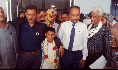 حشود من أبناء أبين يستقبلون تلميذ مدارس النهضة الأهلية العبقري يسلم وليد بمطار عدن