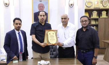 جامعة عدن تهدي الوزير "البكري" درع الملتقى الشبابي