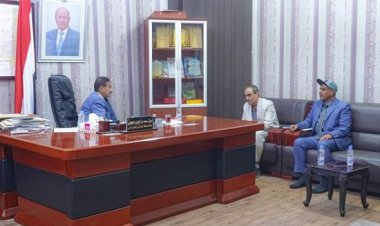 محافظ شبوة يطلع على احتياجات تطوير مركز الأورام في عتق