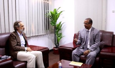 الوزير الزعوري يبحث العمل الإنساني مع المنسق المقيم للشؤون الانسانية في اليمن