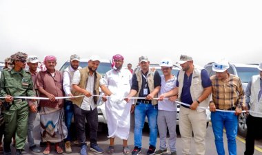 السلطة المحلية بلحج تدشن مشروع تأهيل الطريق الأسفلتي و صيانة جسر خور عميرة في بمديرية المضاربة ورأس العارة