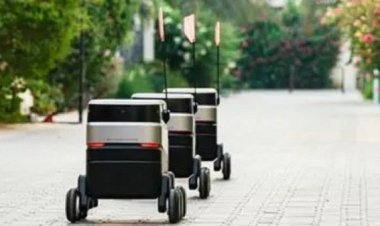 3 روبوتات لخدمة الزبائن في مدينة دبي المستدامة