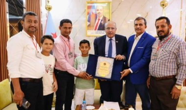 الكثيري يُكرم الطالب يسلم السعيدي الحائز على المركز الثاني بمسابقة عباقرة العرب للحساب الذهني والرياضيات