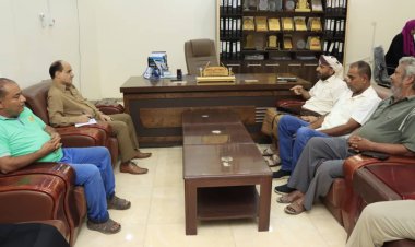 عبود ناجي والمحضار يعقدان إجتماع موسع مع موظفي مكتب الواجبات بمديرية دارسعد