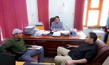 بن الوزير يتابع سير إجراءات صيانة الطريق الدولي عتق - العبر