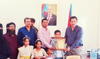 رئيس انتقالي أبين يكرم الطفل يسلم الكلدي لتحقيقه المركز الثاني في مسابقة عباقرة العرب