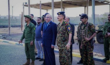 رئيس الجمعية الوطنية يتفقد معسكر قوات الأمن الخاصة في عدن