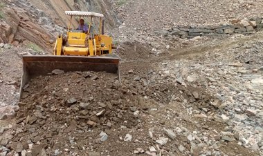 بدعم من قائد محور يافع ..رفع الاضرار الناجمة عن السيول من طريق رهوة  الفلاح -حمة سرار