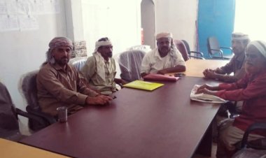 رئيس القسم الاقتصادي والخدمي بانتقالي أحور يلتقي بمدير جمعية البندر السمكية