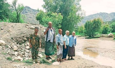 رئيس انتقالي الضالع يتفقد الاضرار التي خلفتها سيول الأمطار على طريق منطقة أعمور