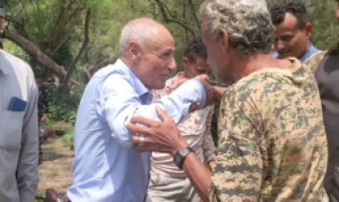 رئيس انتقالي الضالع يتفقد أضرار السيول التي تسببت بقطع طريق حورة بالأزارق