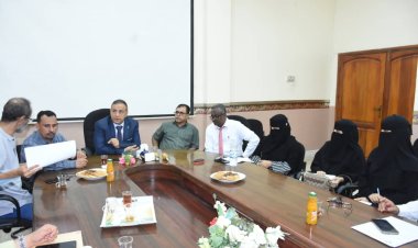 رئيس جامعة عدن يترأس اجتماعاً للجنة الاعتماد الأكاديمي بكلية العلوم الإدارية