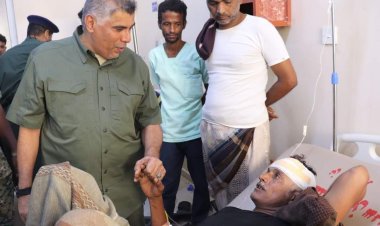 مدير أمن ساحل حضرموت يزور مصابي تفجير القنبلة الصوتية ويؤكد ضبط عدد من المتهمين