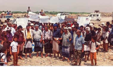 أبين: وقفة احتجاجية لقبيلة الـ فليس تدعو القائد أبو زرعة المحرمي بالتدخل العاجل لحل قضية تعويضاتهم المتعثرة