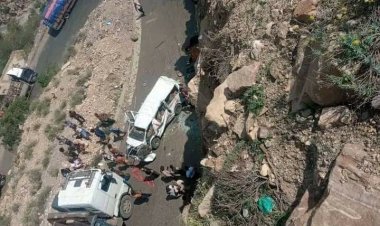 وفاة 14 شخصا في حادث انقلاب مروع لباص نقل في طريق كربة صحى بمديرية المقاطرة