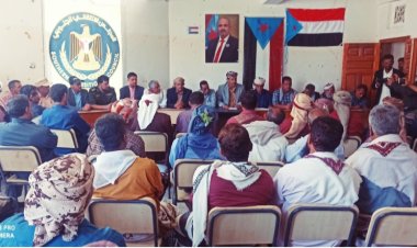 رئيس انتقالي أبين يعقد اجتماعاً موسعاً بالشخصيات الاجتماعية والأجهزة الأمنية بمديرية رصد