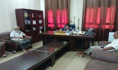 انتقالي قشن يناقش مع السلطة المحلية تنظيم عمل المنظمات بالمديرية