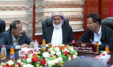 محافظ المهرة يلتقي قيادة انتقالي المهرة ويؤكد أهمية التعاون للحفاظ على الاستقرار