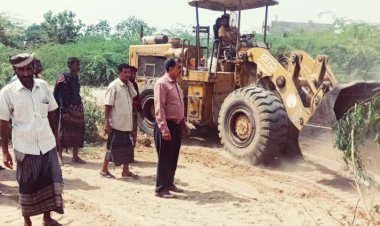 نائب رئيس انتقالي أبين يطلع على حيثيات الانفجار الصوتي بمدرسة سعد بزنجبار ويوجه بإزالة اشجار السيسبان من أمام مبنى المدرسة