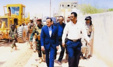 محافظ شبوة يتفقد سير العمل في مشروع تطوير شارع الشهيد قطن بمدينة عتق .