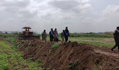 محافظ أبين يدشن استكمال شق طريق الحصن سد حسان