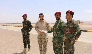 المحافظ بن الوزير يشيد بالأداء ويكرم منتسبي نقاط اللواء الثاني دفاع في مداخل مدينة عتق