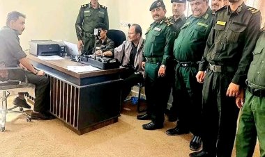 مدير عام شرطة شبوة، يدشن إصدار البطاقة الشخصية الذكية لمنتسبي إدارة الأمن والشرطة بالمحافظة